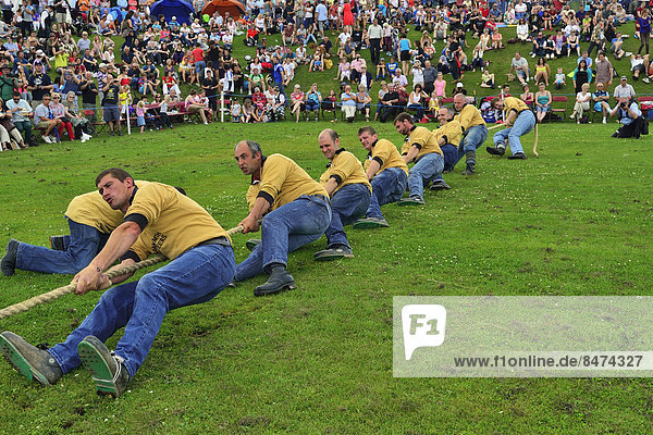 Tug-of-War oder Seilziehen  eine der Disziplinen bei den Highland Games  Dufftown  Moray  Highlands  Schottland  Großbritannien