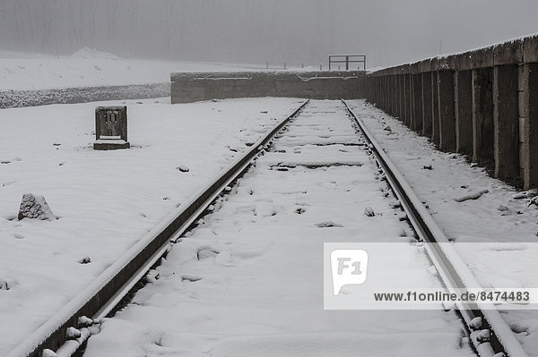 Konzentrationslager Buchenwald im Winter  ehemaliger Bahnhof  Gleisende und Rampe  Ettersberg  Weimar  Thüringen  Deutschland