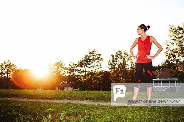 nahe  stehend  Fitnesstraining  Frau  Kleidung  Sonnenuntergang  folgen  rennen