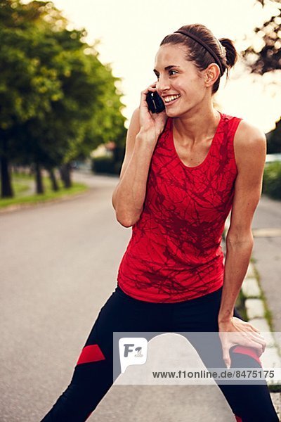 Fitnesstraining  Frau  sprechen  Handy  Kleidung  Telefon  strecken