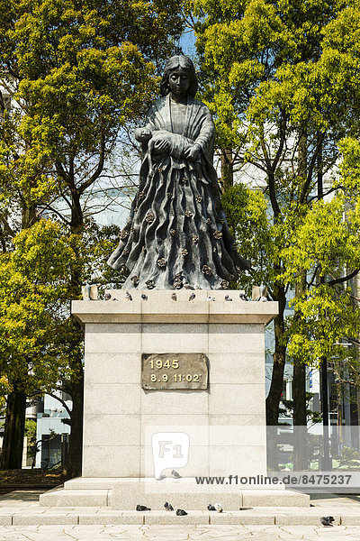 Statue für die weiblichen Opfer der Atombombenexplosion  Nagasaki  Japan