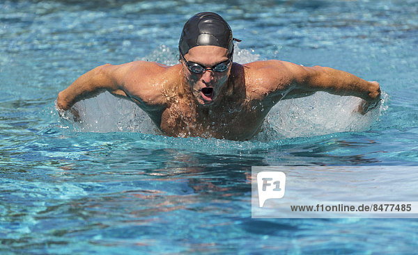 Mann Athlet schwimmen