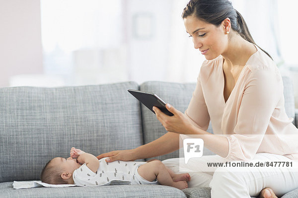 benutzen  Spiel  Junge - Person  Tablet PC  Mutter - Mensch  Baby