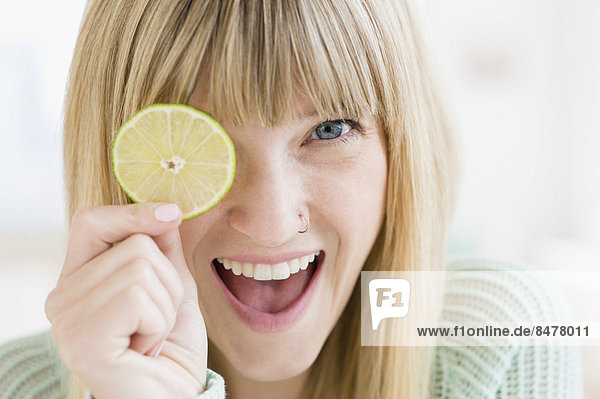 Portrait , Frau , halten , Scheibe , Limette