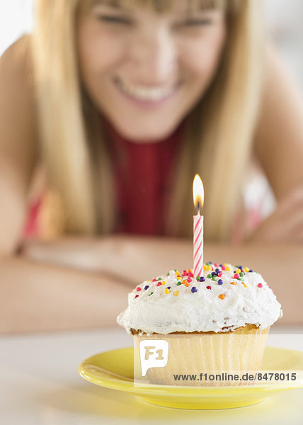 Frau  sehen  Geburtstag  cupcake