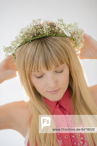 Portrait , Frau , Blume , Blumenkranz, Kranz , Kleidung