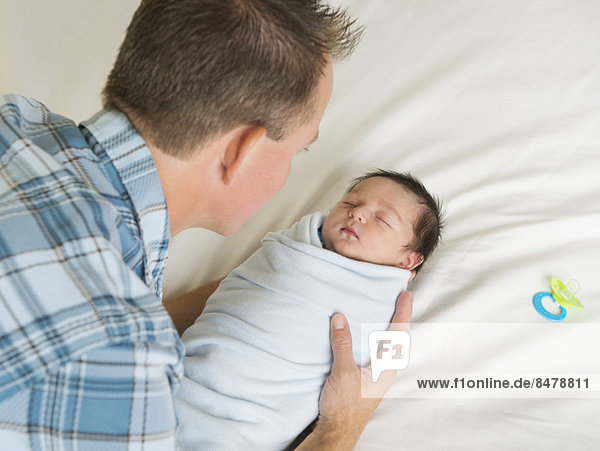 Neugeborenes  neugeboren  Neugeborene  Menschlicher Vater  Sohn  halten