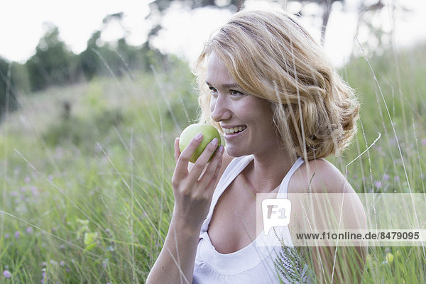 Portrait  Frau  Fröhlichkeit  Apfel  essen  essend  isst