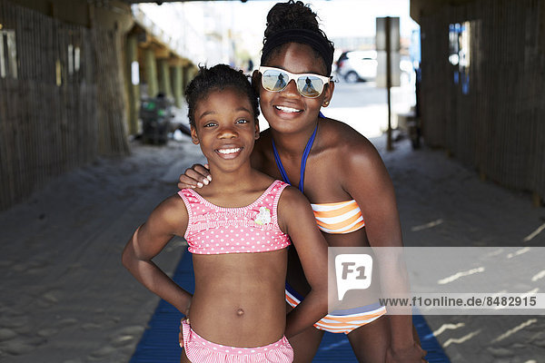 Außenaufnahme  lächeln  Bikini  schwarz  Mädchen  freie Natur