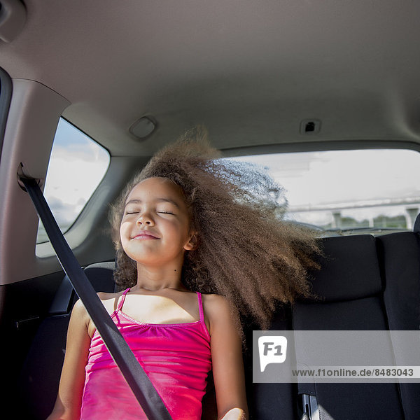 Fröhlichkeit Sitzmöbel Auto Wind mischen Mädchen Haar Mixed Sitzplatz
