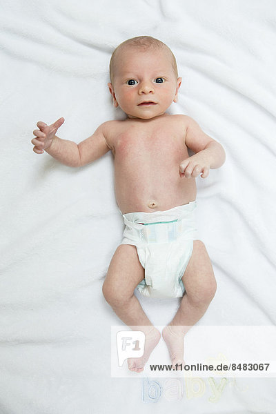 liegend  liegen  liegt  liegendes  liegender  liegende  daliegen  Neugeborenes  neugeboren  Neugeborene  Europäer  Junge - Person  Decke