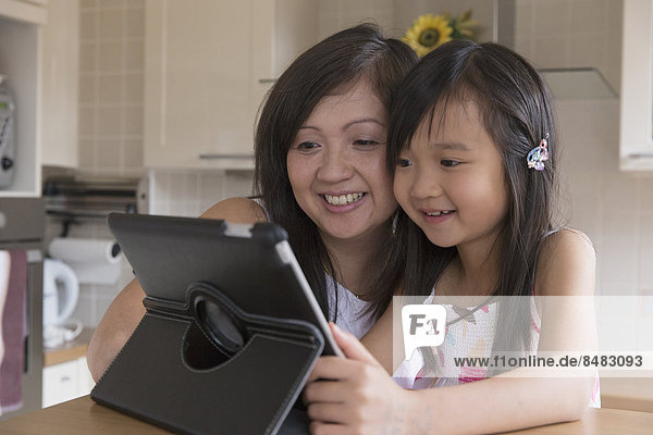 benutzen  Tablet PC  Tochter  Mutter - Mensch