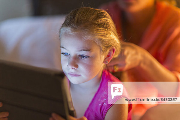 benutzen  Europäer  Tablet PC  Mädchen  Mutter - Mensch  Braids  Rastas  Rastazöpfe  Haar