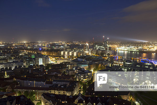 Nachtaufnahme mit Ausblick auf die Elbphilharmonie  Hafencity und Speicherstadt  Hamburg  Deutschland