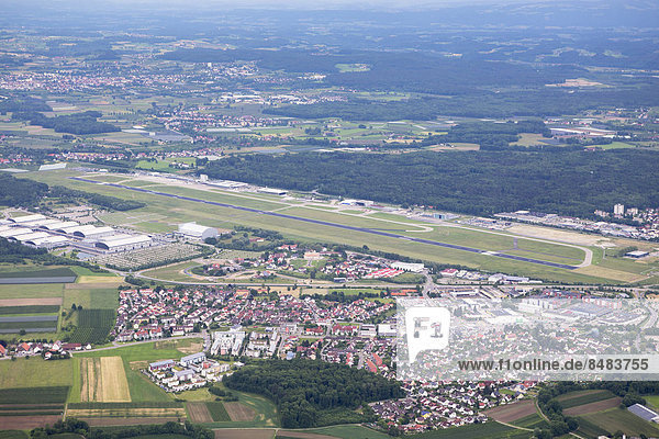 Luftbild  Flughafen Friedrichshafen mit dem Ort Allmannsweiler und der Messe Friedrichshafen  Friedrichshafen  Baden-Württemberg  Deutschland