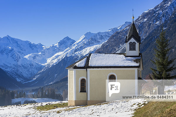 Antoniuskapelle bei Trins  hinten das Gschnitztal  Tirol  ÷sterreich