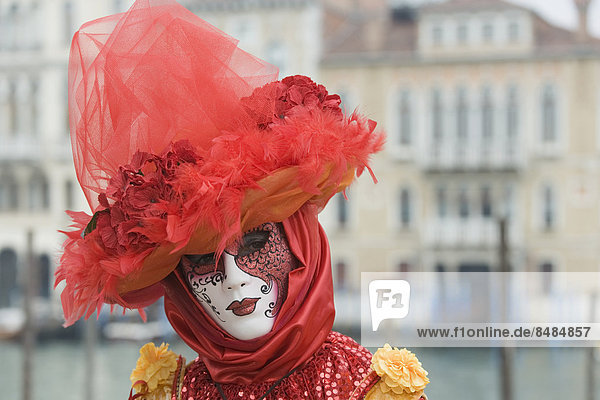 Venezianisches Maskenkost¸m beim Karneval  Venedig  Venezien  Italien