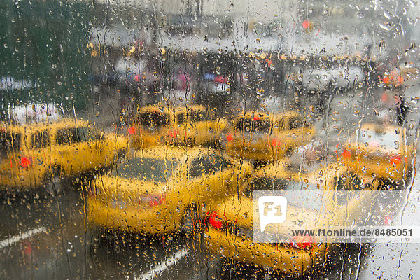 Taxis im Regen  Manhattan  New York City  New York  USA