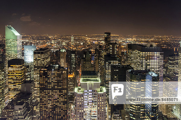 Ausblick vom Rockefeller Center bei Nacht  Manhattan  New York City  New York  USA