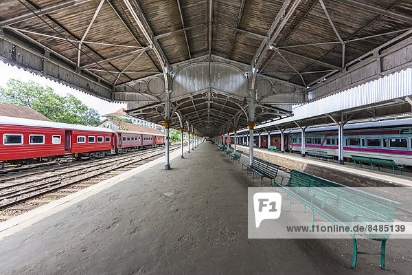 Bahnsteig im Bahnhof im Dorf Deiyannewela  Zentralprovinz  Sri Lanka