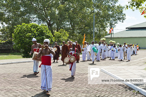 Buddhistische Pilger bei einem Festumzug mit Musik  Anuradhapura  Nord-Zentralprovinz  Sri Lanka