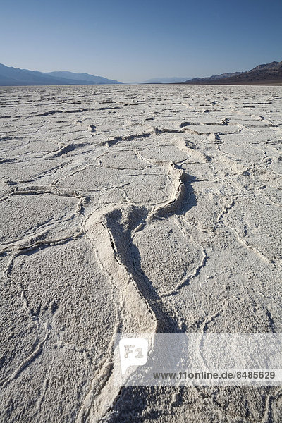 Salzkruste in der Senke Badwater Basin  Salztoneben im Death Valley  tiefster Punkt in Nordamerika  Death-Valley-Nationalpark  Kalifornien  USA