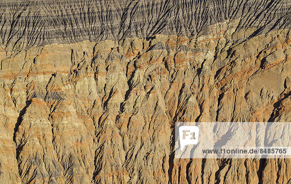 Zerkl¸ftetes Gestein  orangefarbenes Konglomerat an der Kraterwand  Ubehebe Crater  Death Valley  Death-Valley-Nationalpark  Kalifornien  USA