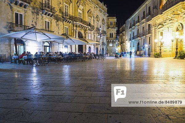 Tourists eating at a restaurant in Piazza Duomo at night  Ortigia (Ortygia)  Syracuse (Siracusa)  Sicily  Italy  Europe