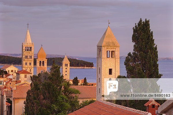 Glockenturm Europa Stadt Kirche Kirchturm Adriatisches Meer Adria Belfried Kroatien Dalmatien Kloster alt Rab