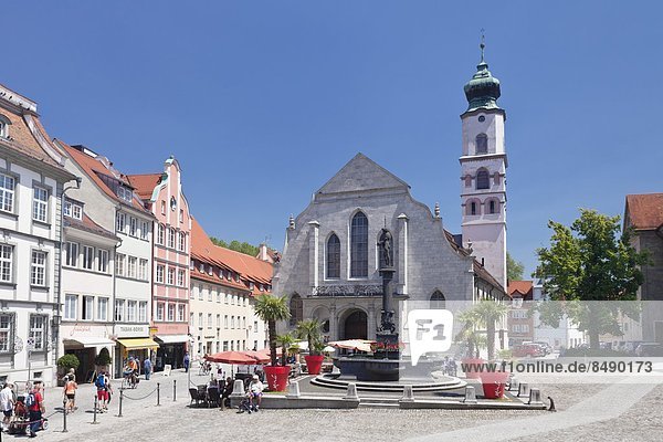 Fountain at the market square with St. Stephan Kirche church  Lindau  Lake Constance (Bodensee)  Bavaria  Germany  Europe