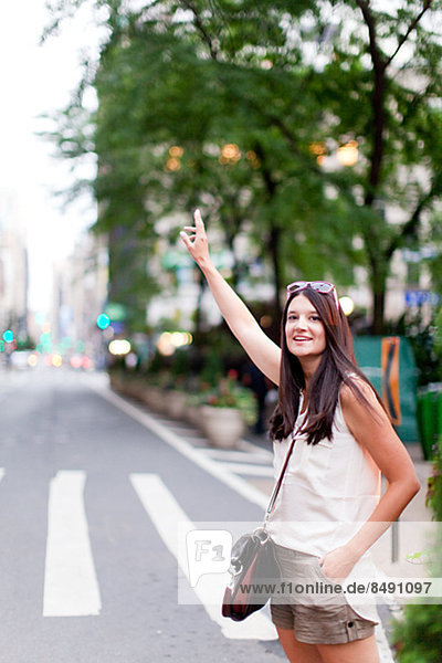 Vereinigte Staaten von Amerika  USA  Frau  New York City  fangen  Straße  Taxi  jung