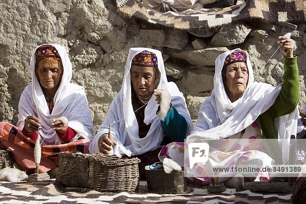 Zusammenhalt  Frau  Berg  drehen  Dorf  Geographie  Pakistan  Wolle