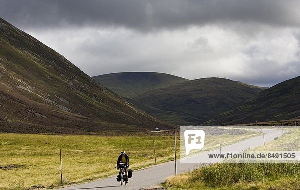 Berg  Großbritannien  Hügel  Fahrradfahrer  Fernverkehrsstraße  Tal  Grampian  Schottland