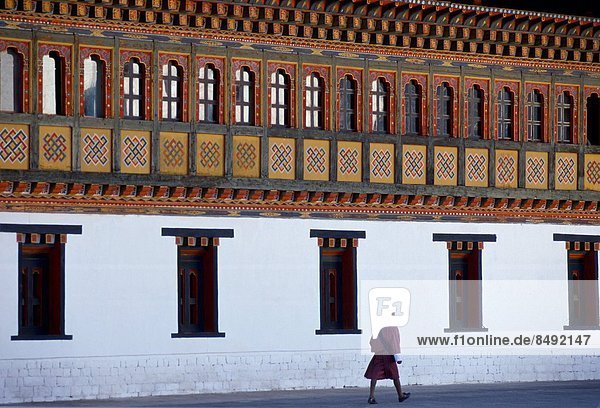 Mann  gehen  Religion  Monarchie  Palast  Schloß  Schlösser  Dzong