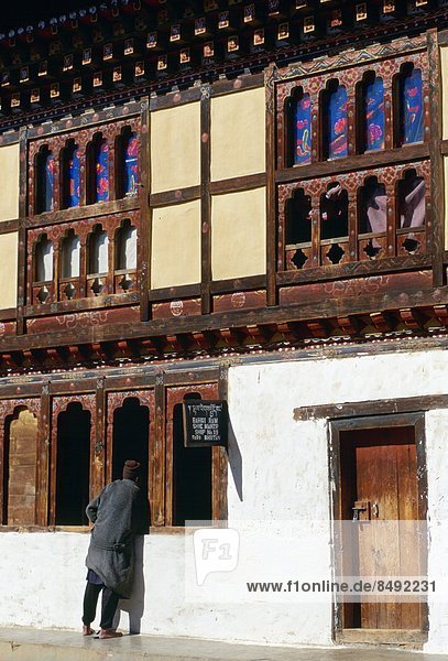 Mann  angelehnt  Fenster  offen  Schuh  entfernen  entfernt  Laden  schnitzen  Bhutan  Paro