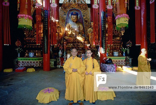 Farbaufnahme  Farbe  Nachthemd  fünfstöckig  Buddhismus  Safran  China  Mönch  Kunming