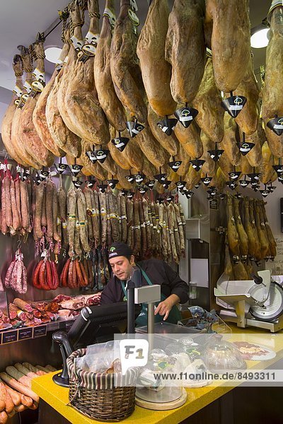 Mann  arbeiten  Fleisch  verkaufen  Laden  Metzger  Bilbao  Schinken  Spanien