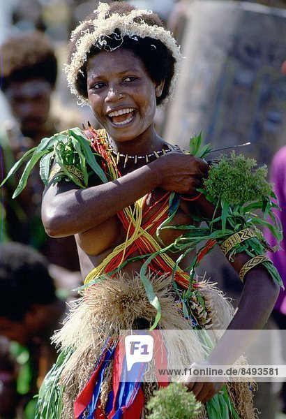 geselliges Beisammensein  Gesang  Berg  Volksstamm  Stamm  Mädchen  Hagen  Papua-Neuguinea