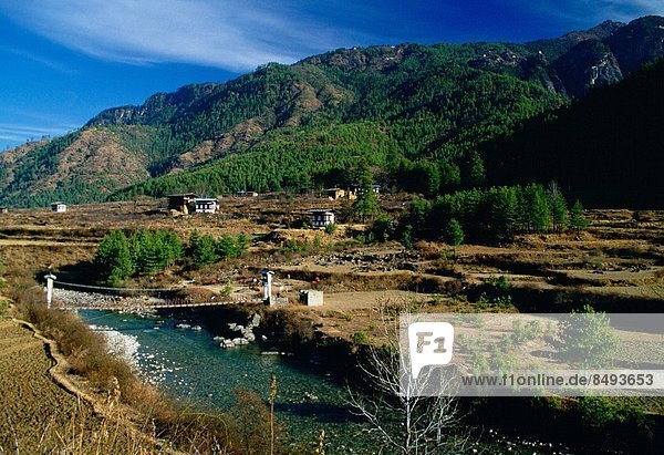 überqueren Berg Wohnhaus Brücke Fluss Bhutan