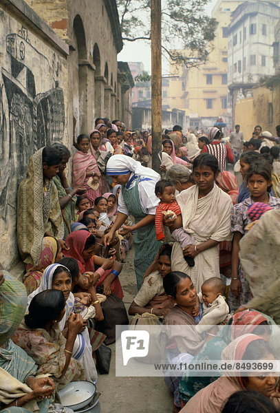Armut  arm  arme  armes  armer  Bedürftigkeit  bedürftig  anstehen  Schlange  Frau  Lebensmittel  Aufgabe  Mutter - Mensch  Kalkutta  Indien