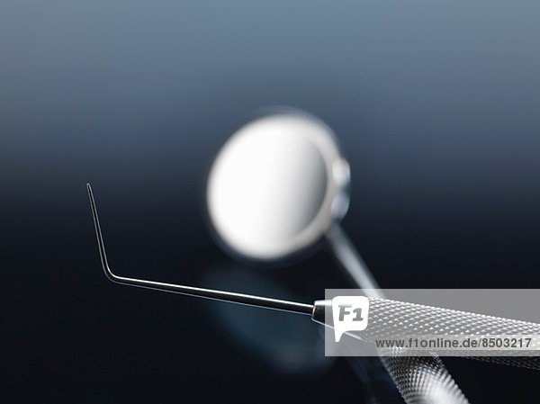 Zahnärztliche Ausrüstung. Pick zur Überprüfung der Integrität der Zähne und Entfernung von Zahnbelag und ein Winkelspiegel zur Betrachtung der Zähne