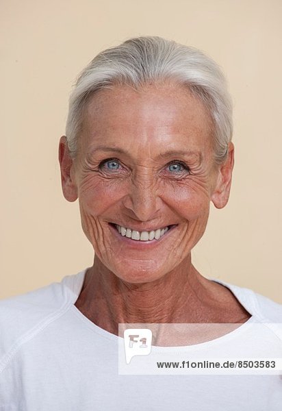 Studio-Porträt der Seniorin lächelnd