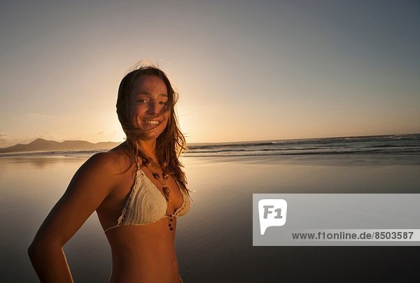 Porträt einer Frau am Strand lächelnd  Lanzarote  Kanarische Inseln  Spanien