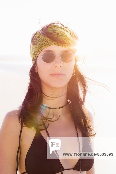 Frau mit Bikini-Top und Sonnenbrille