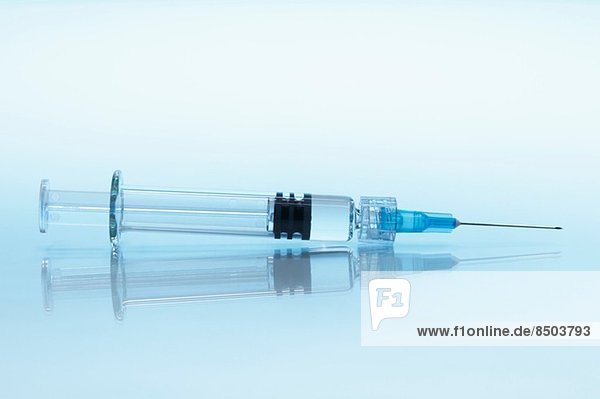Medizinische Einmalspritze aus Kunststoff mit angebrachter Injektionsnadel