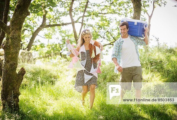 Junges Paar im Wald mit Wimpel und Kühlbox