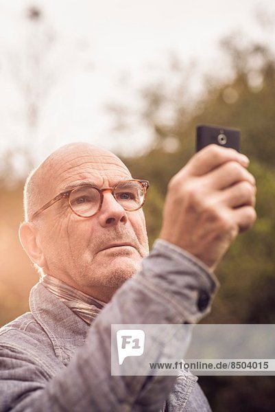 Senioren-Mann mit Handy