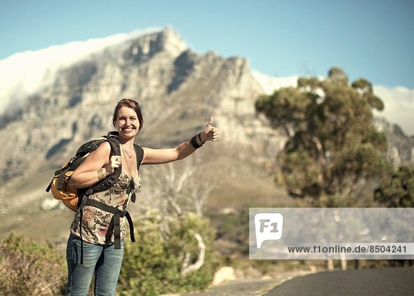 Junge Frau trampen vom Tafelberg Kapstadt Südafrika