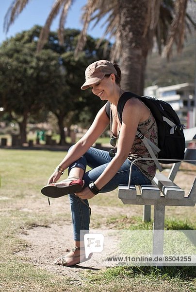 Junge Frau macht Pause auf der Parkbank Kapstadt Südafrika