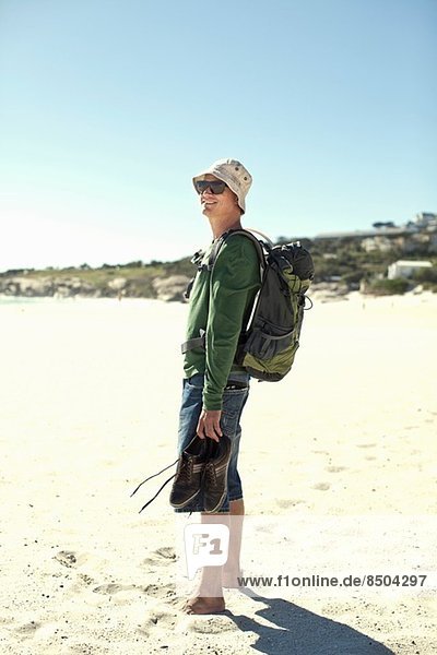 Junger Mann am Strand Kapstadt Südafrika